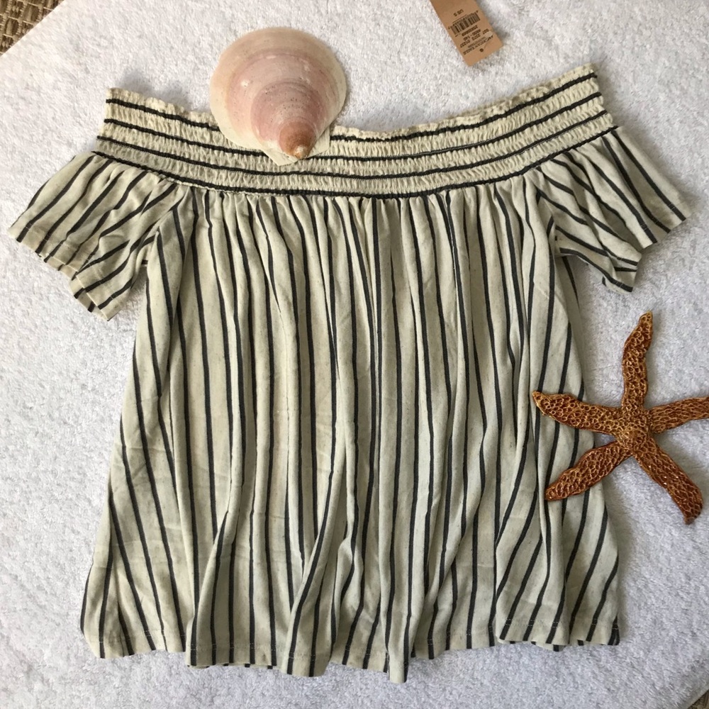 🌹2/$25🌹 NWT AEO Off-shoulder striped shirt (2b)
